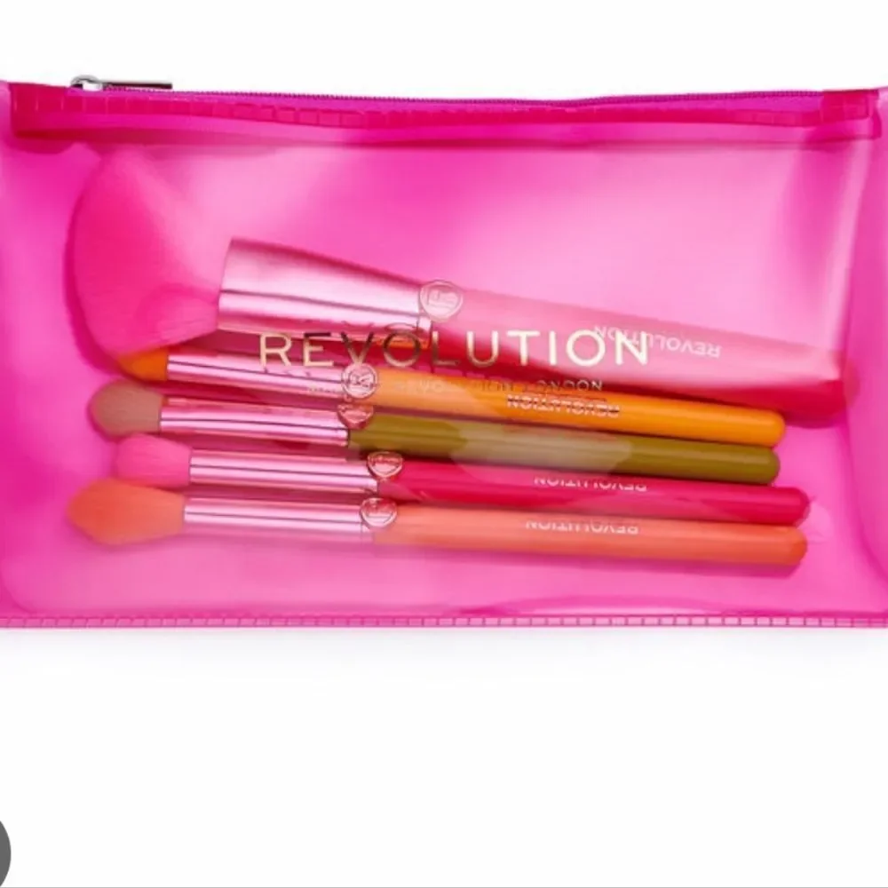Revolution Beauty Neon Heat Makeup Brush Set‎ w/Pouch